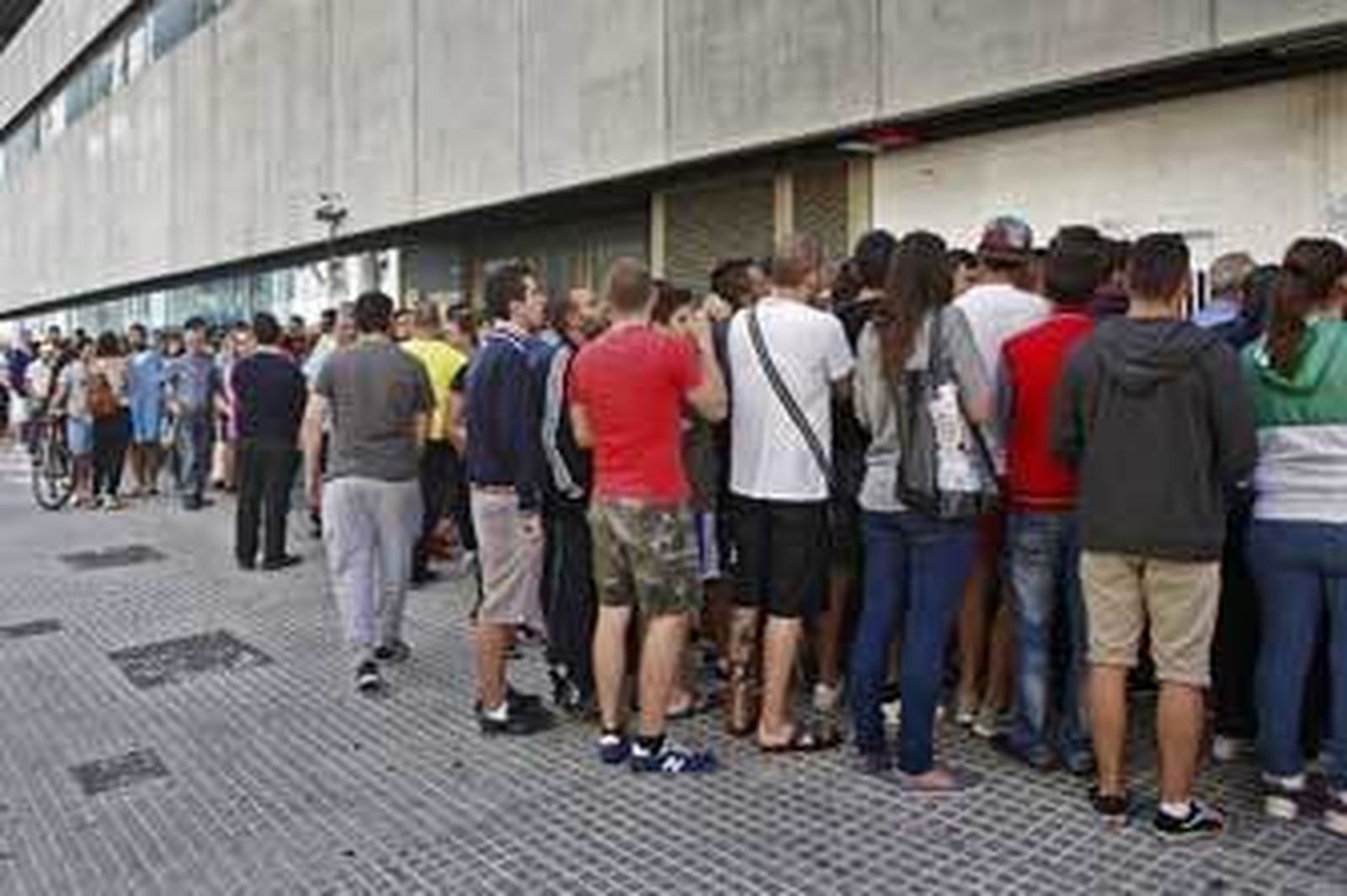 Imagen espectacular de numerosos aficionados guardando cola en la mañana de ayer ante las taquillas del Ramón de Carranza para retirar entrada para el partido y tique para el autobús. /Joaquín Pino