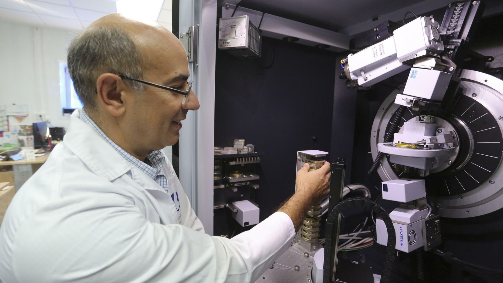 Aurelio Cabeza con uno de los equipos actuales del laboratorio.