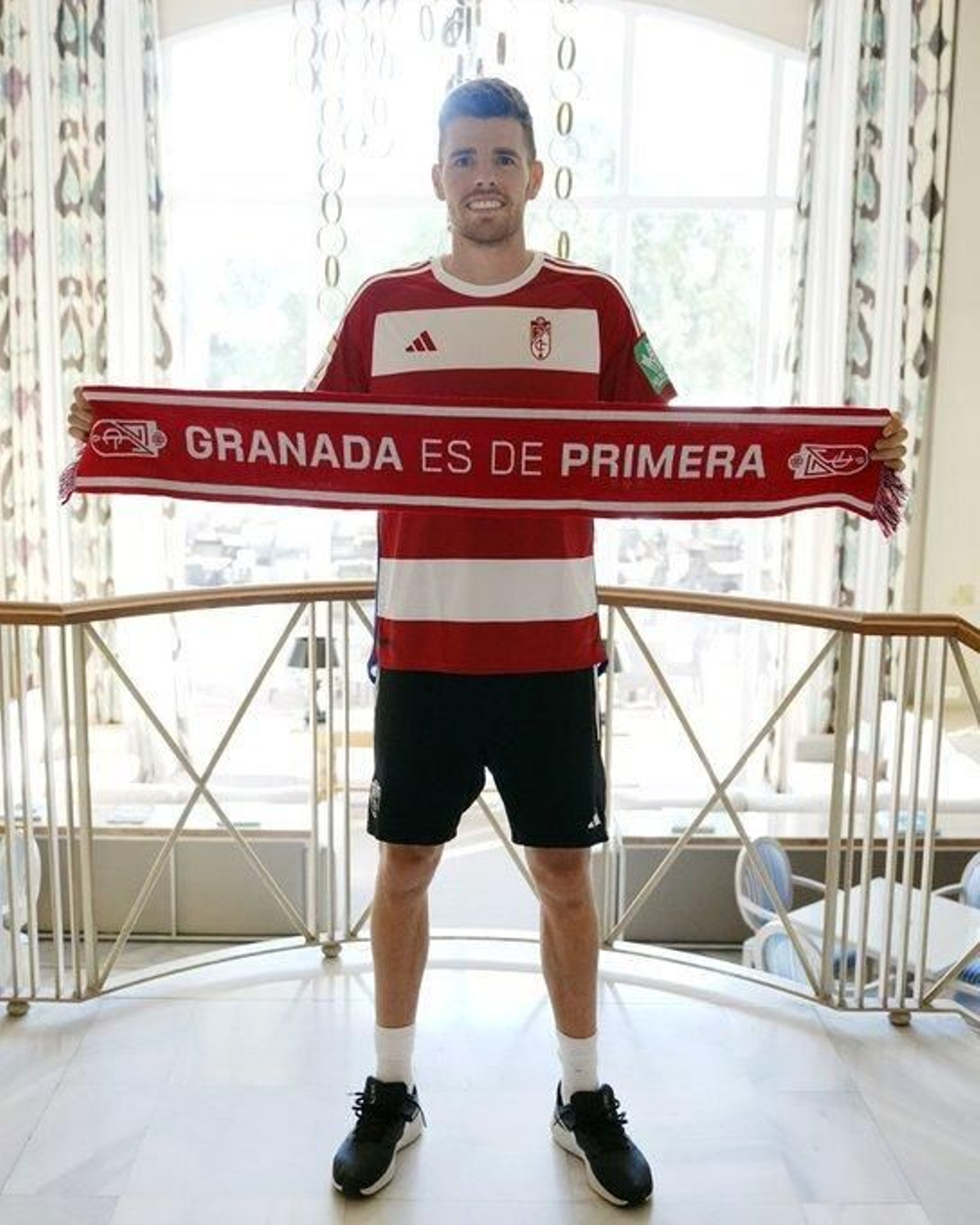 Gerard Gumbau ya ha posado como mediocampista rojiblanco