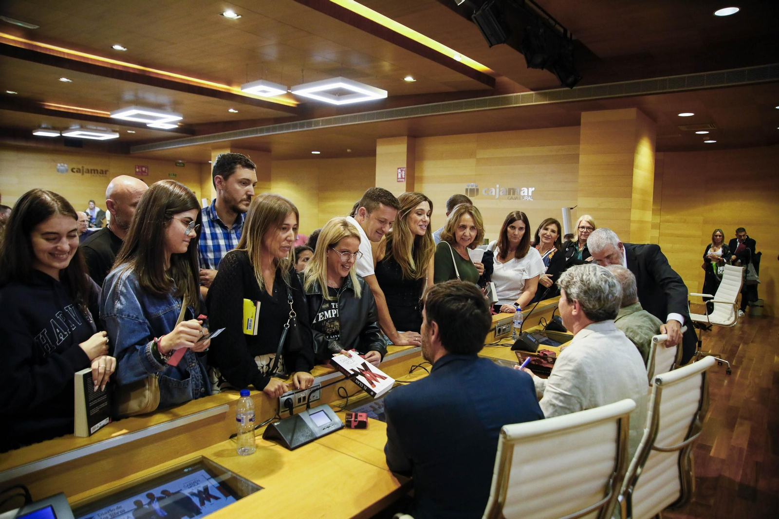Carmen Mola presenta su libro "El clan" en la Casa de las mariposas de Almería, en imágenes