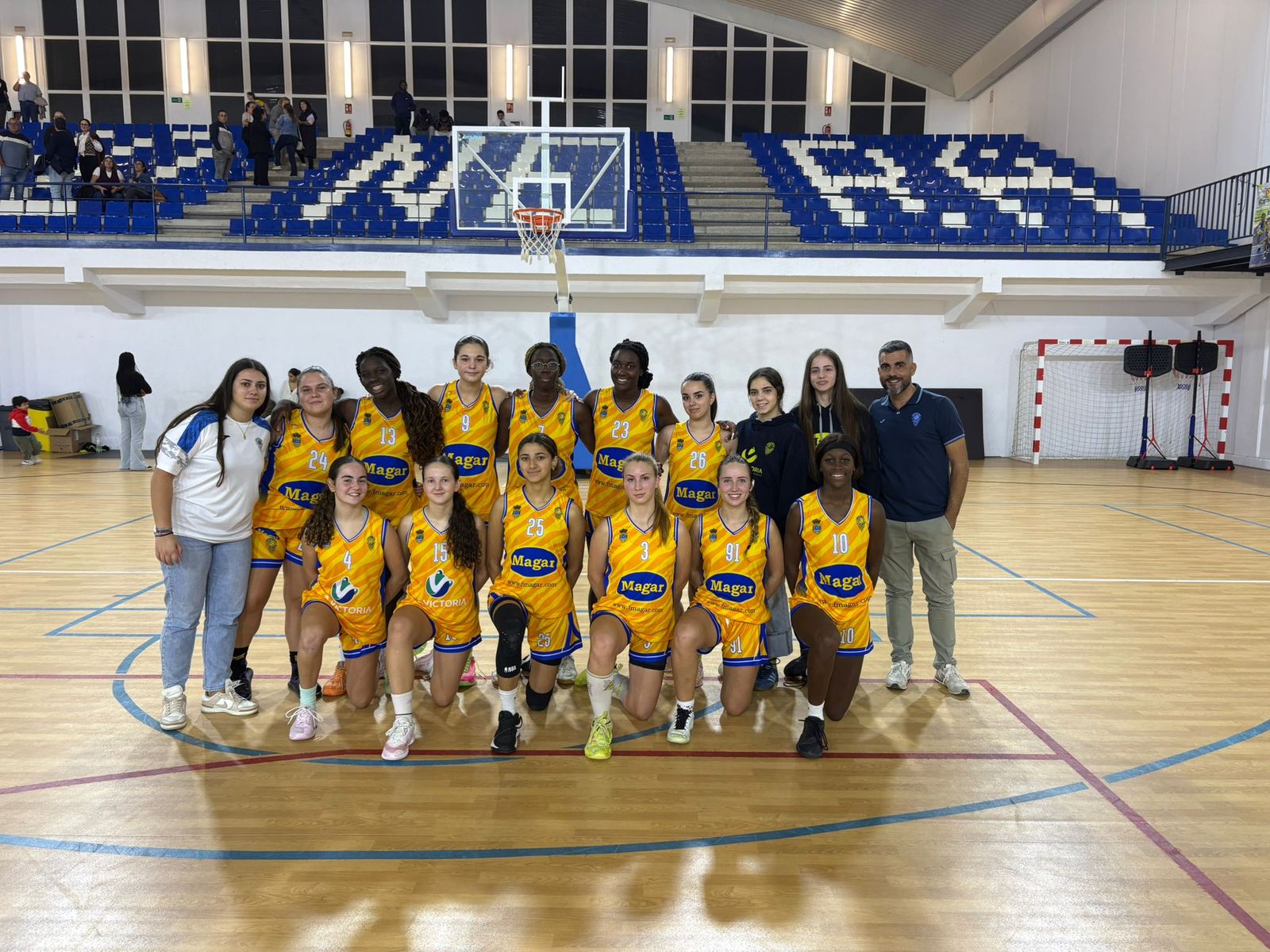Foto de equipo de las jugadoras del conjunto mojonero antes de uno de sus encuentros.