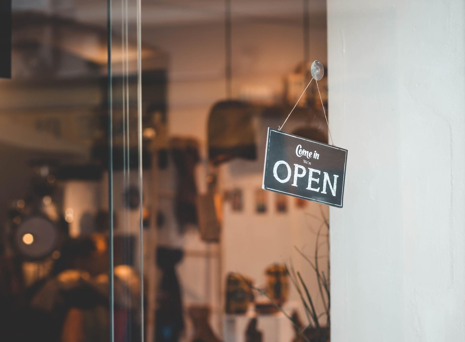 A partir del lunes, bares y restaurantes podrán abrir para ofrecer servicio de comida a domicilio.