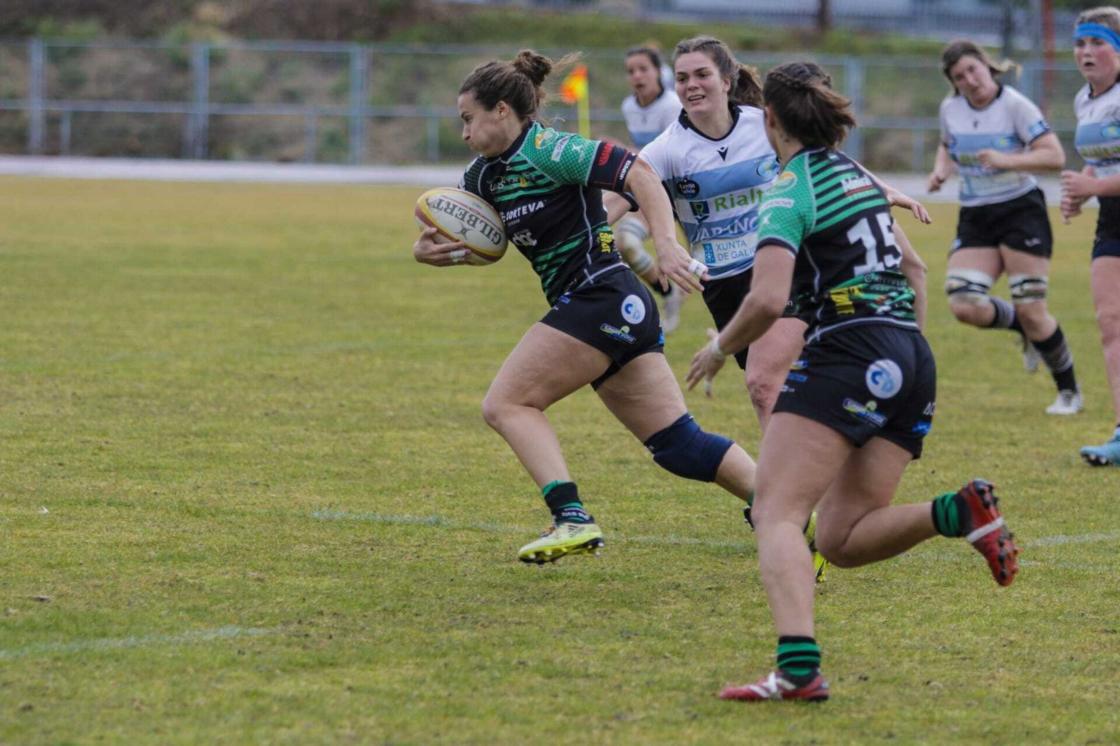Marta Carmona avanza con el oval controlado.
