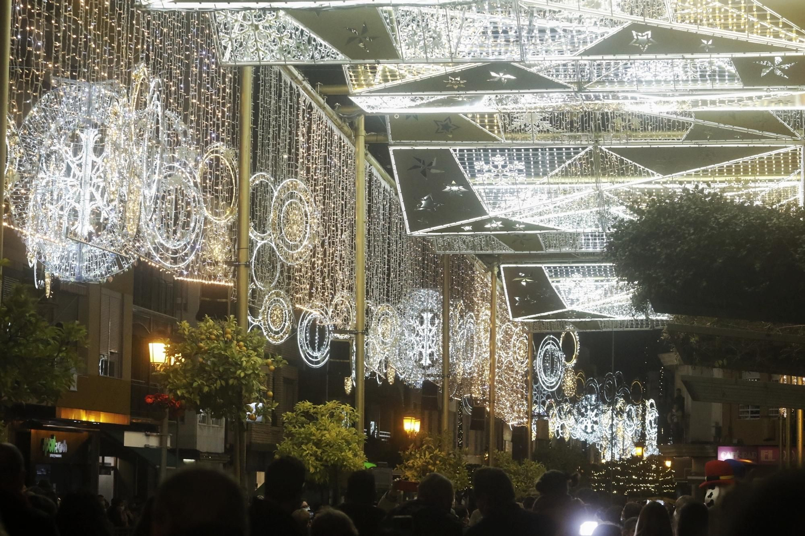 El encendido del espectacular alumbrado navideño de Puente Genil, en fotografías