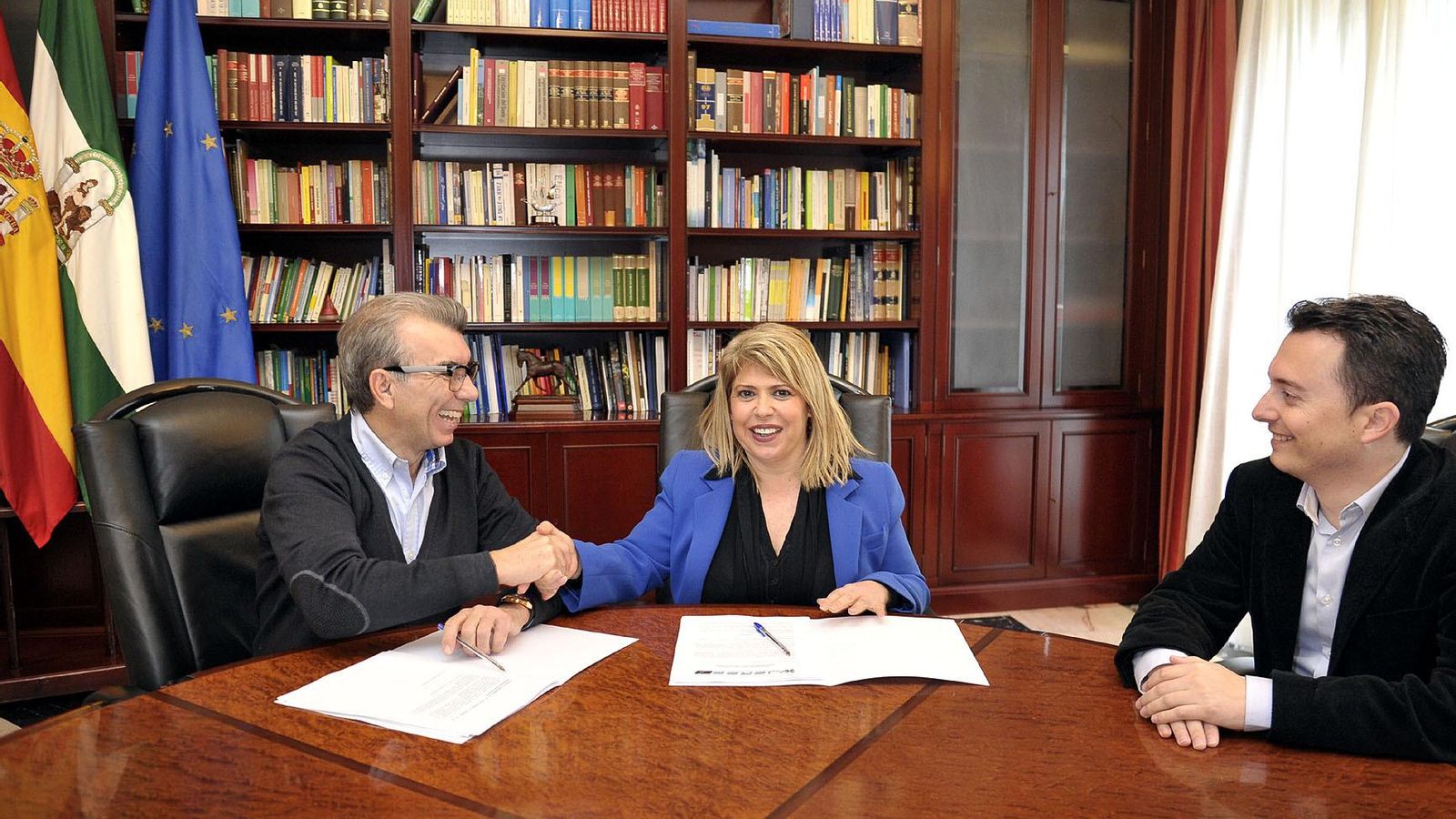 Firma del convenio entre Jaime Alguersuari y Mamen Sánchez, con Santiago Galván presente, en febrero de 2016..