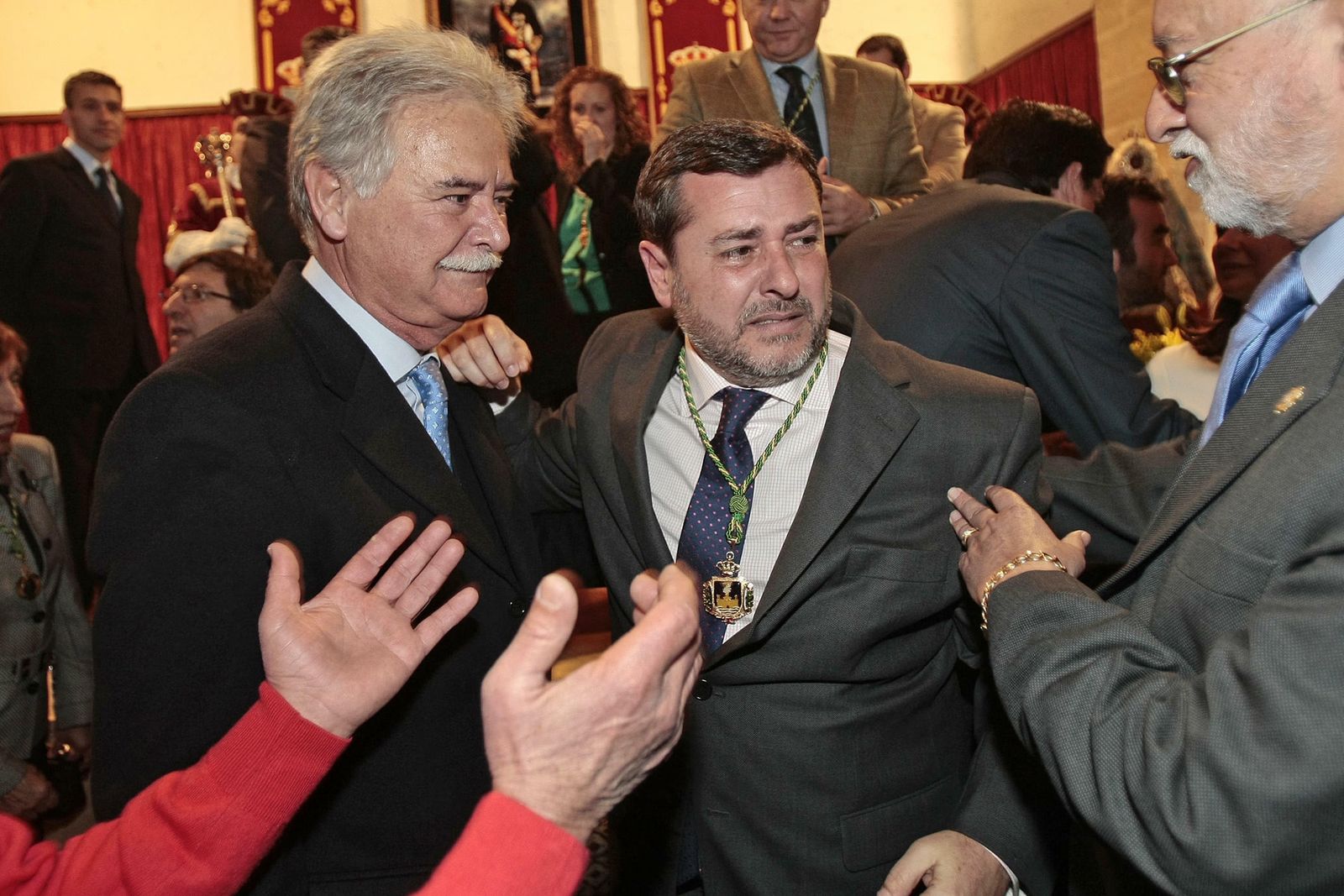 Aurelio Sánchez Ramos y Francisco González Contreras, con Alfonso Candón el día que fue proclamado alcalde de El Puerto.