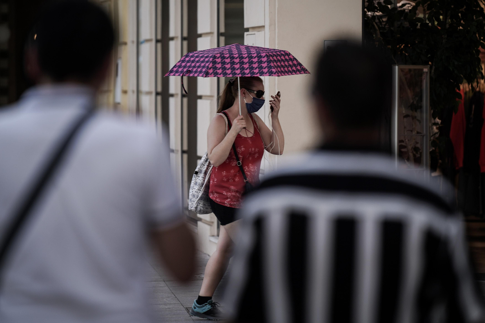 Una joven pasea bajo un paraguas en Córdoba.