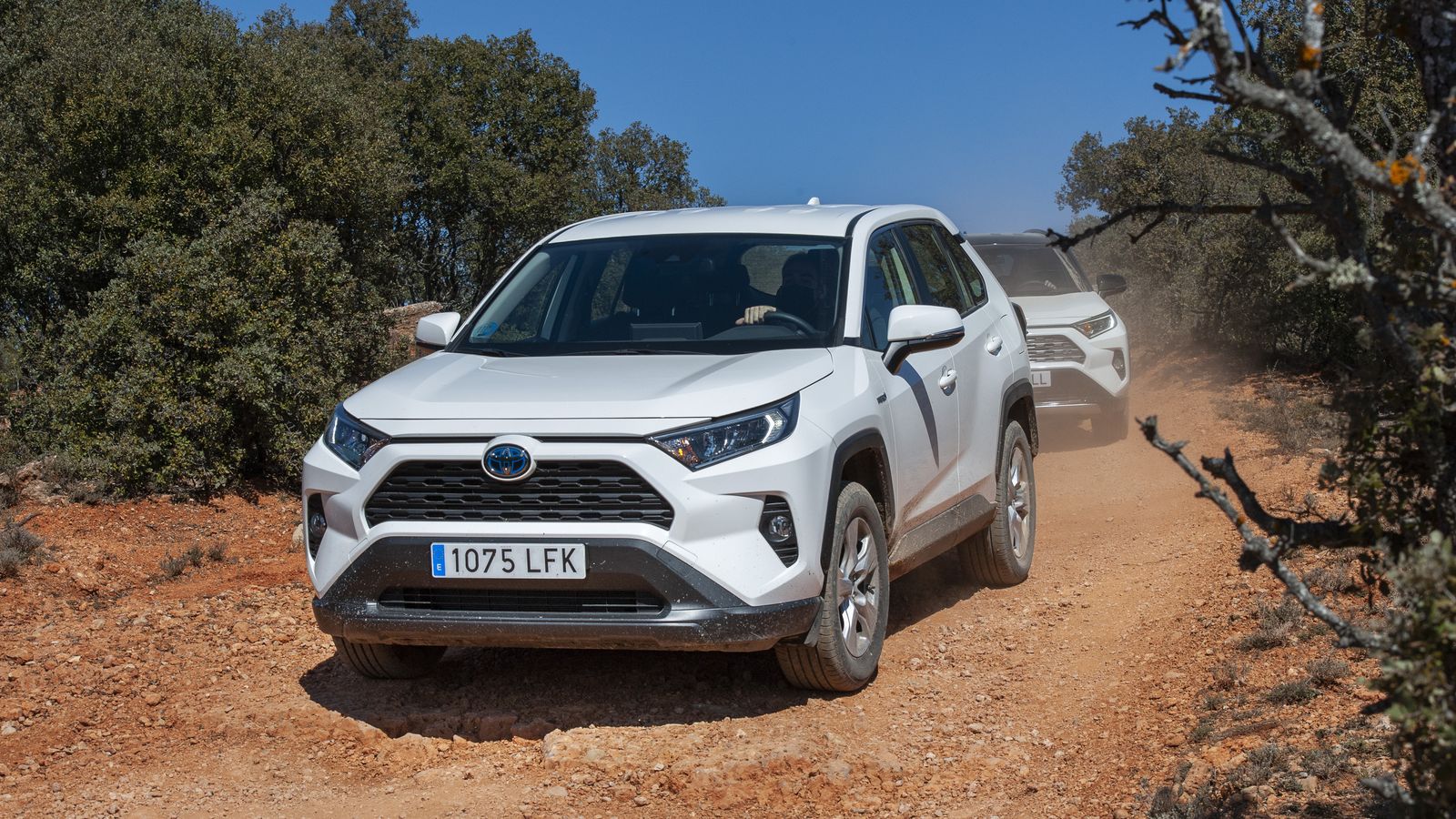 El abanico de precios del Rav4 va de los 37.400 a 45.650 euros, con tres niveles de equipamiento: Advance, Style y Luxury. Su chasis y suspensiones son semejantes a las del nuevo Highlander.