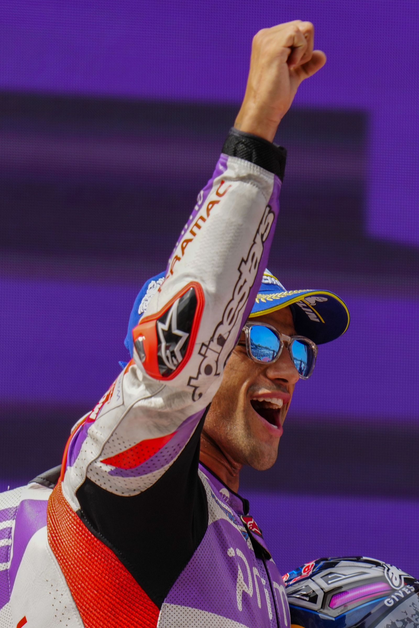 Las cariñosas fotos de Piqué, Clara Chía en el Mundial de Motos en Montmeló