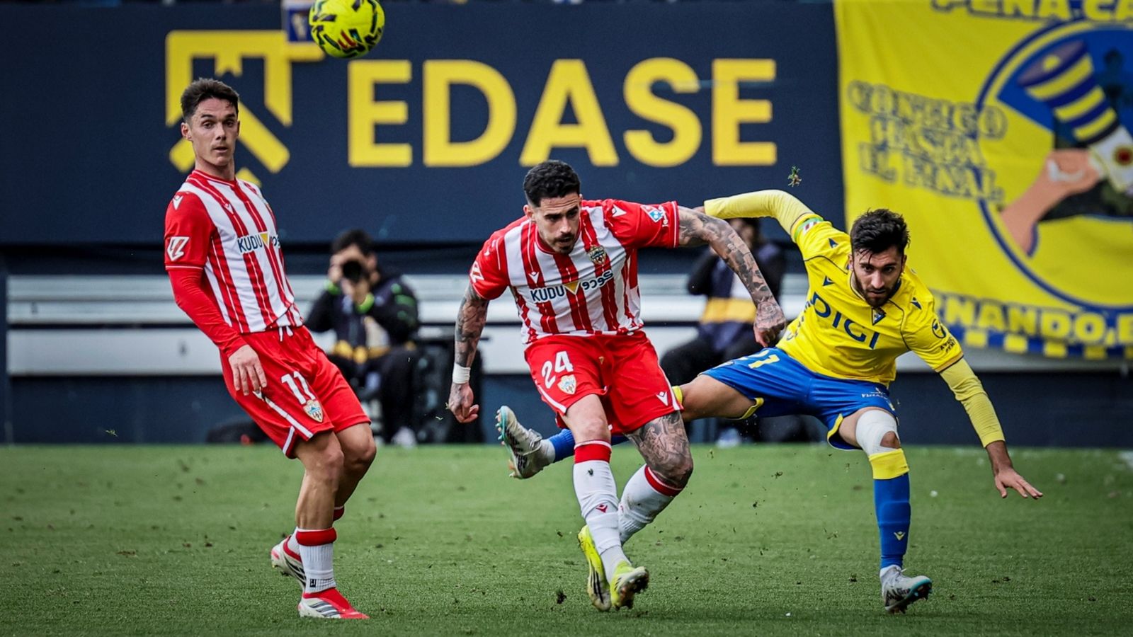 Miguel de la Fuente pelea por la posesión del balón ante Mario Climent.