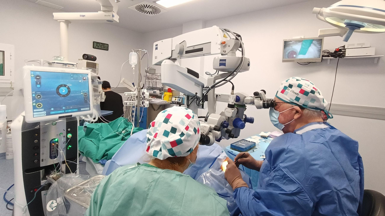 Dr. Cilveti en quirófano Dr. Cilveti en quirófano