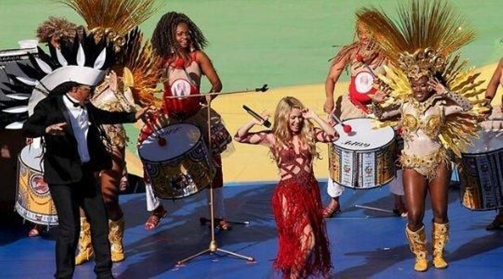 Shakira enciende el Maracaná en una fiesta de clausura con mucha samba