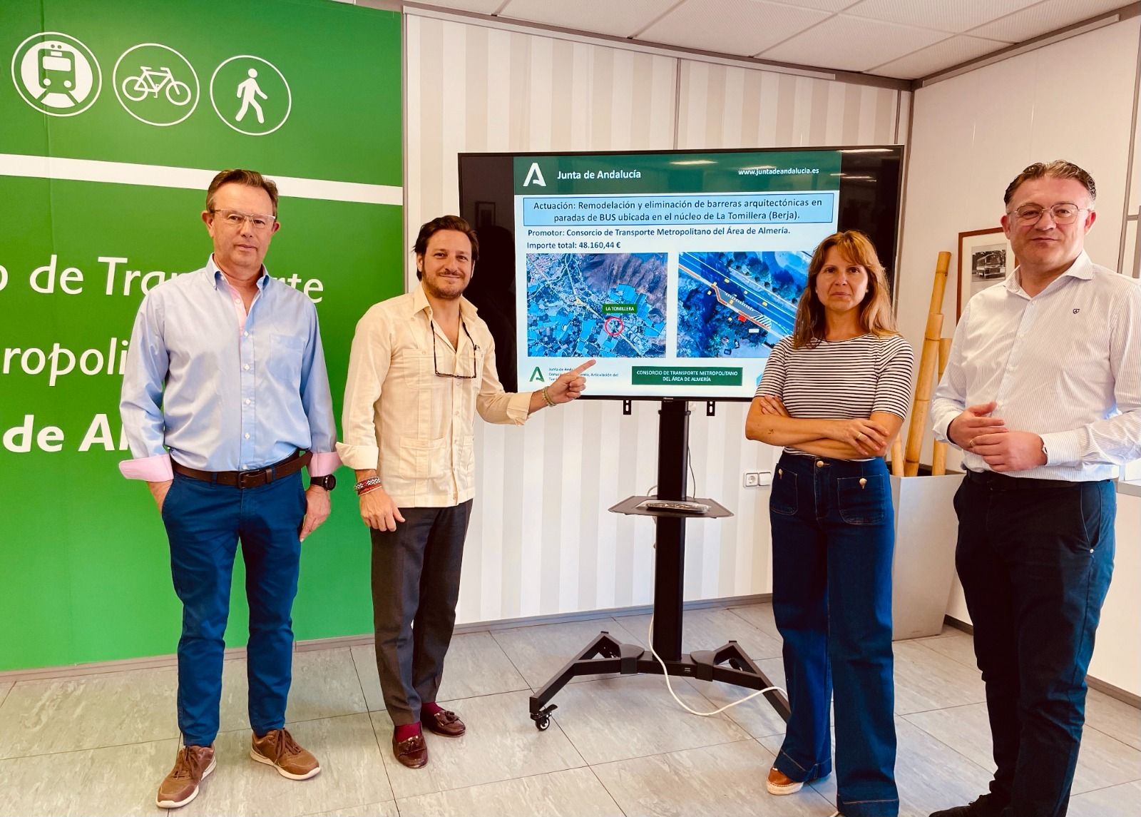 Presentación del proyecto de remodelación de la parada de autobús de La Tomillera, en Berja