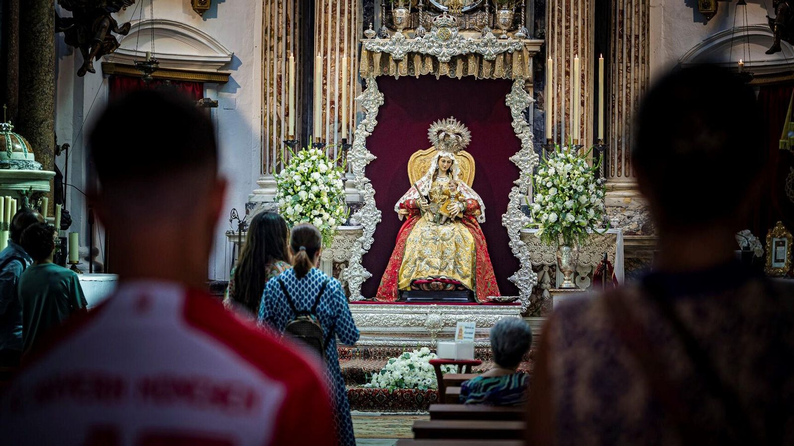 Primer día del besamanos extraordinario por el 75 aniversario del Dogma de la Asunción en Cádiz