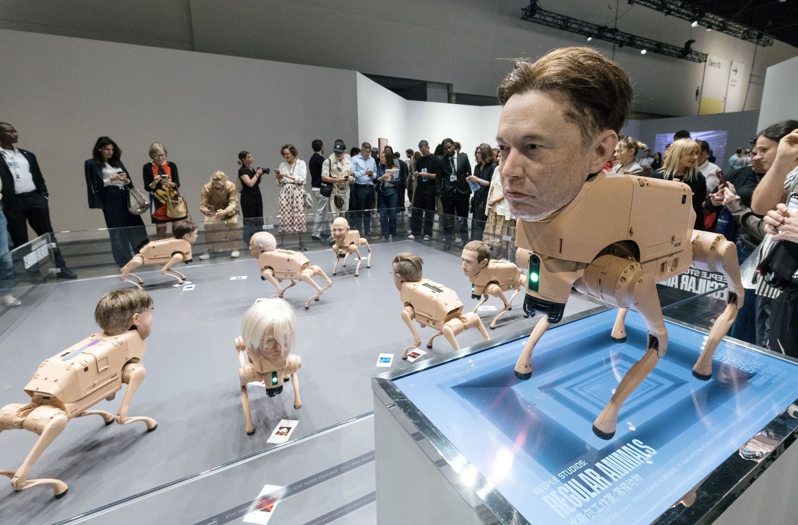 Los perros de Beeple presentados en la última edición de la Art Basel de Miami.