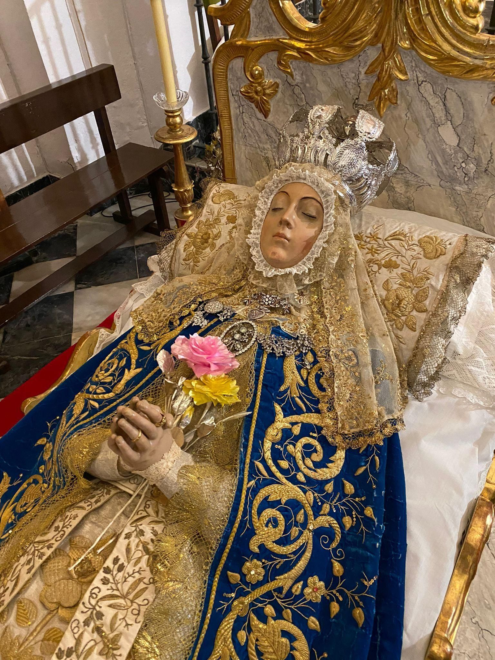 La imagen se ubica sobre una cama del siglo XIX