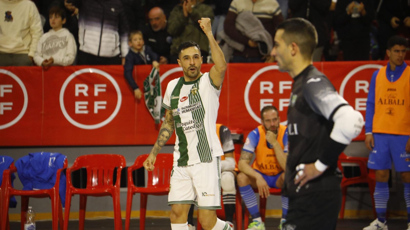Echavarría celebra su gol en el Córdoba Futsal - Valdepeñas.