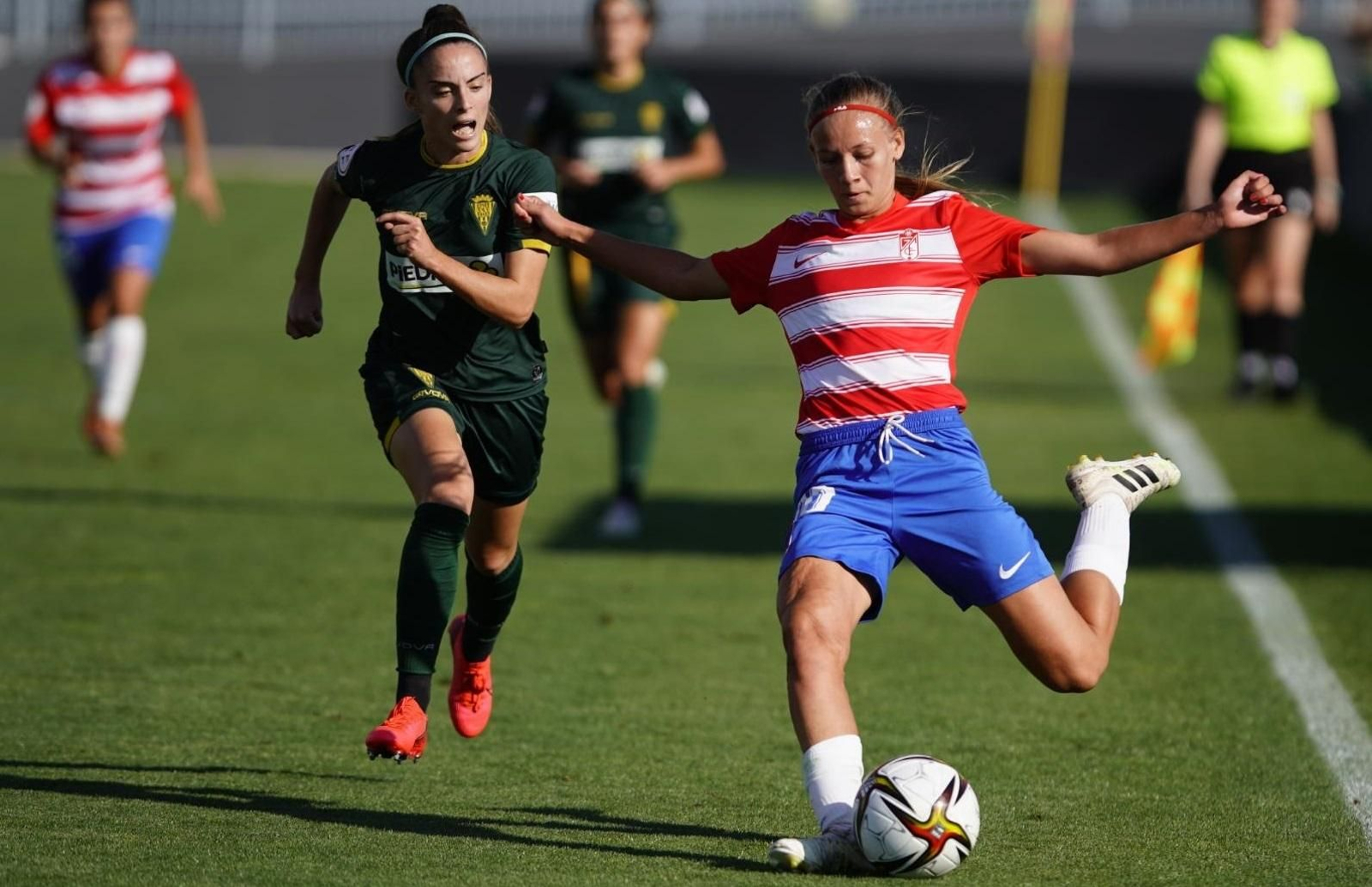 Clau Blanco intenta cortar el avance de una jugadora nazarí.