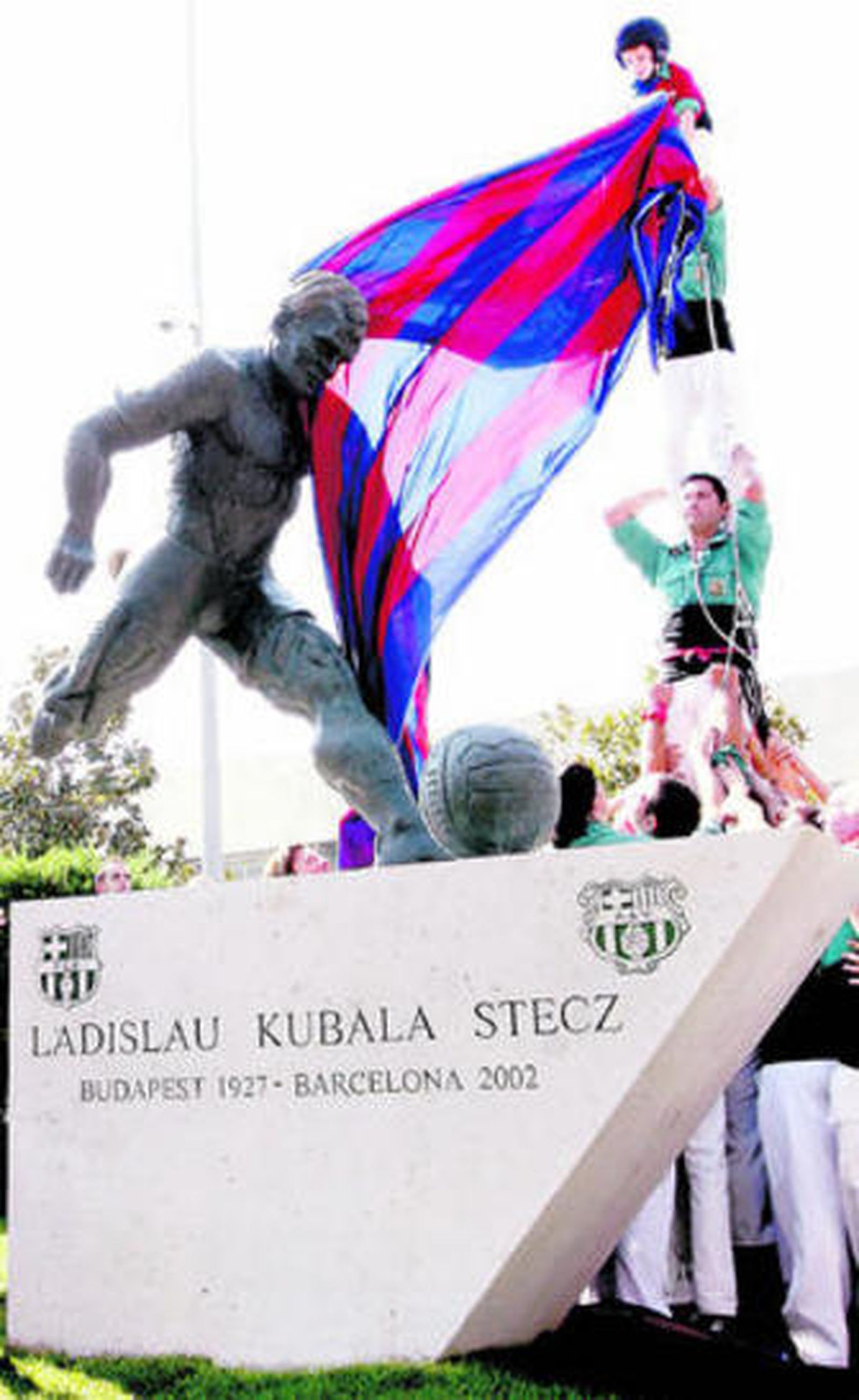 Un grupo de 'castellers' descubre la estatua de Kubala.