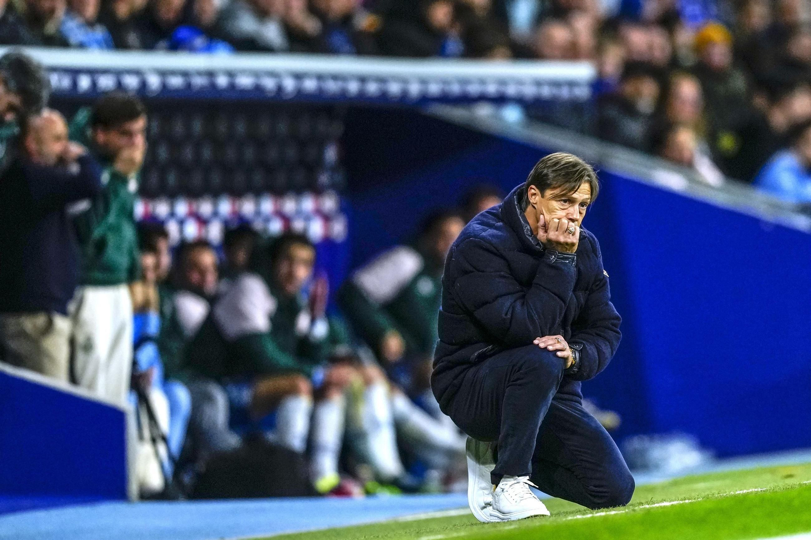 Matías Almeyda observa resignado el partido entre el Espanyol y el Sevilla.