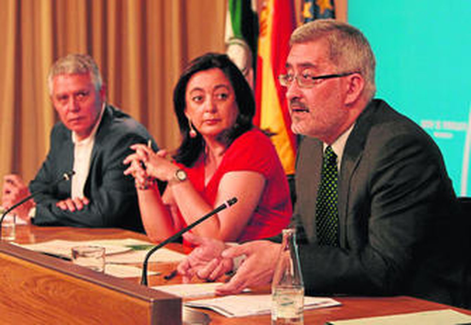 El consejero de Economía, Antonio Ávila -en primer plano-, ayer tras el Consejo de Gobierno.