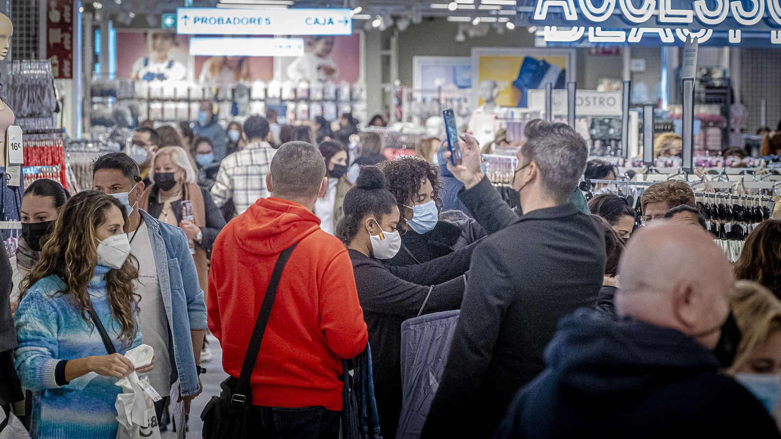 Interior de la tienda de Primark en Bahía Sur .