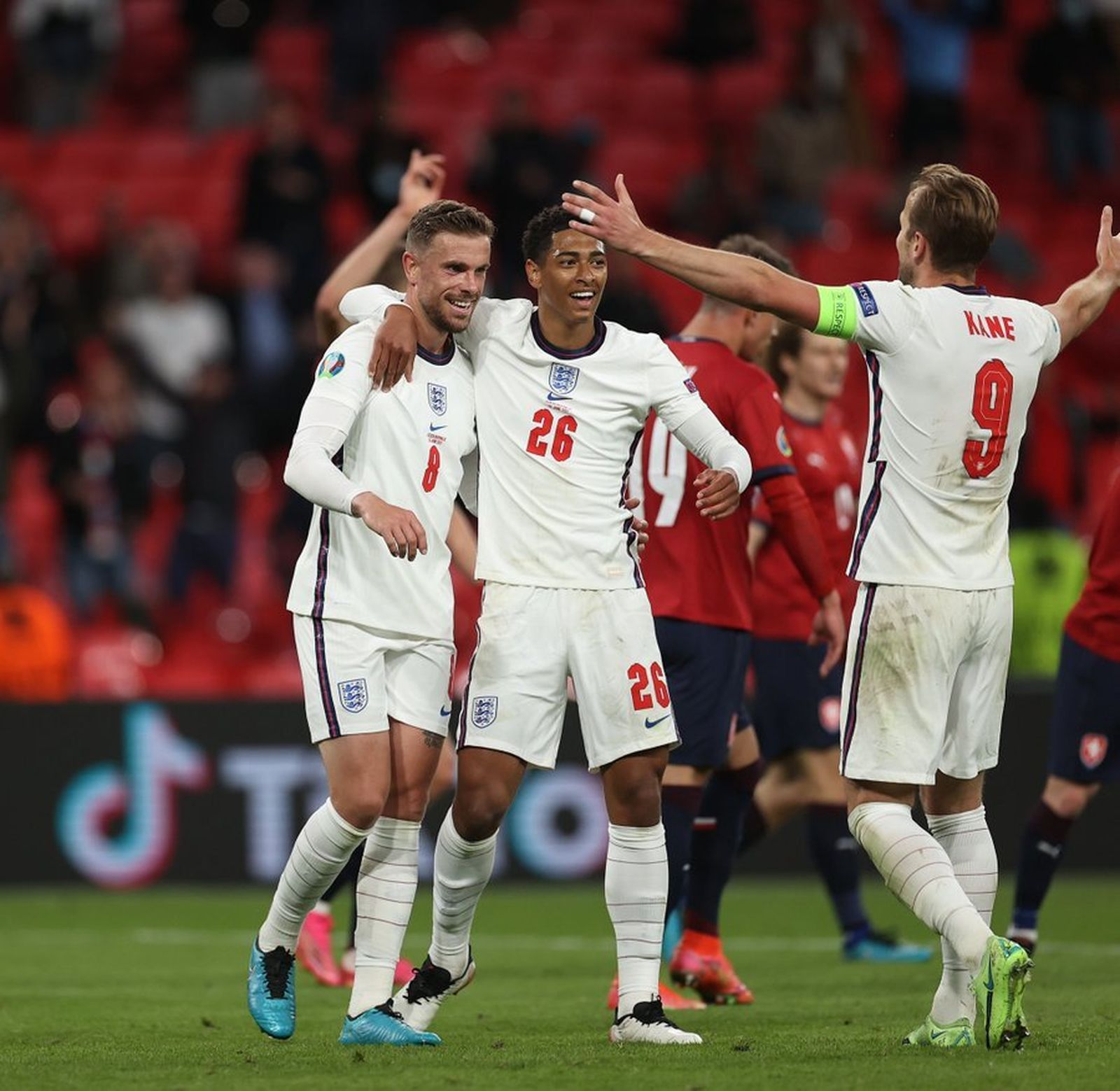 Los jugadores ingleses celebran una victoria en la Eurocopa.