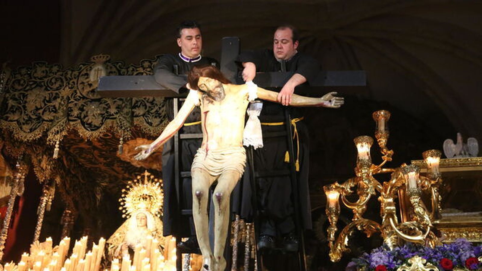 Momento en el que el Señor de la Misericordia es descendido en Alcalá del Río.