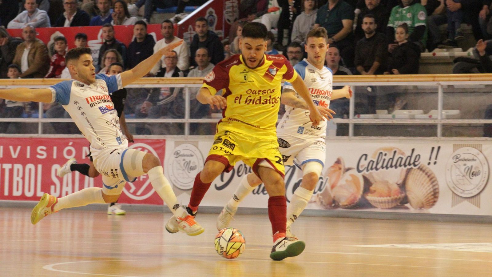 Cortés trata de llevarse un balón en el duelo contra Noia Portus Apostoli.