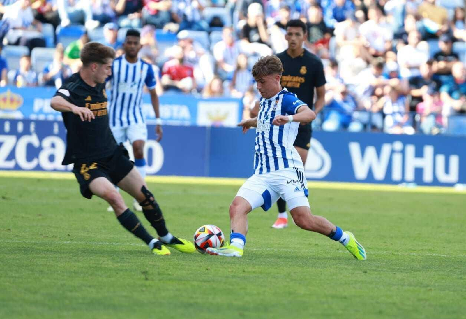 De la Rosa pugna un balón con Palacios.