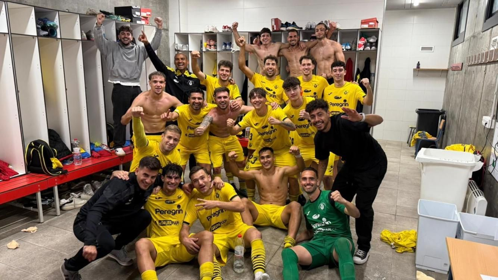 La plantilla rojinegra celebra su último triunfo liguero contra el Cieza.