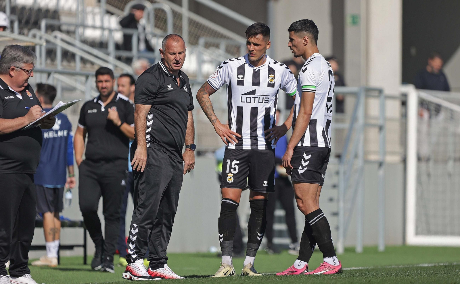 Javi Moreno conversa con Luis Martínez y Moha Hamdoune durante un partido