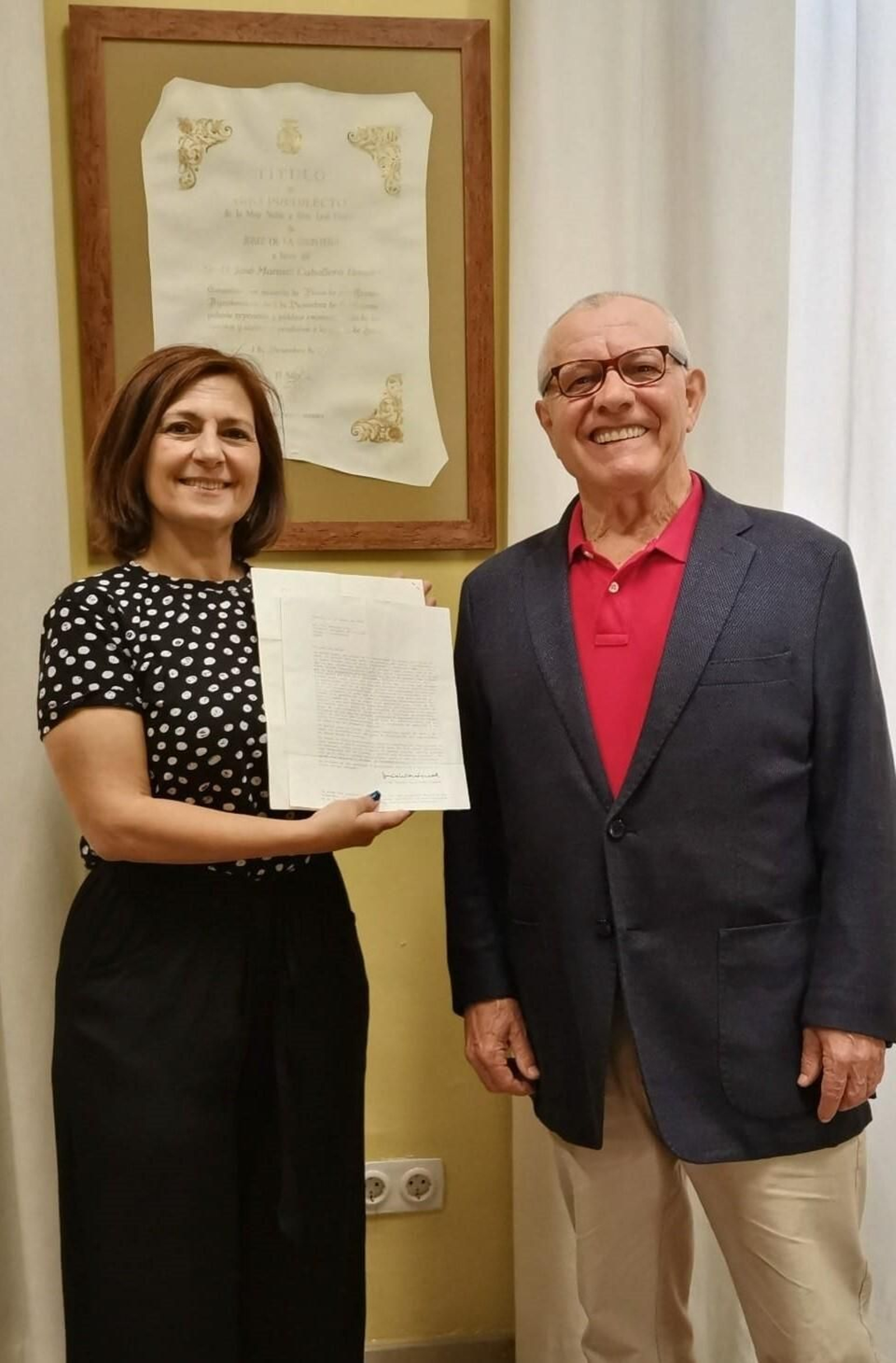 Un momento de la entrega de la carta a Josefa Parra, de manos de Mariano León.