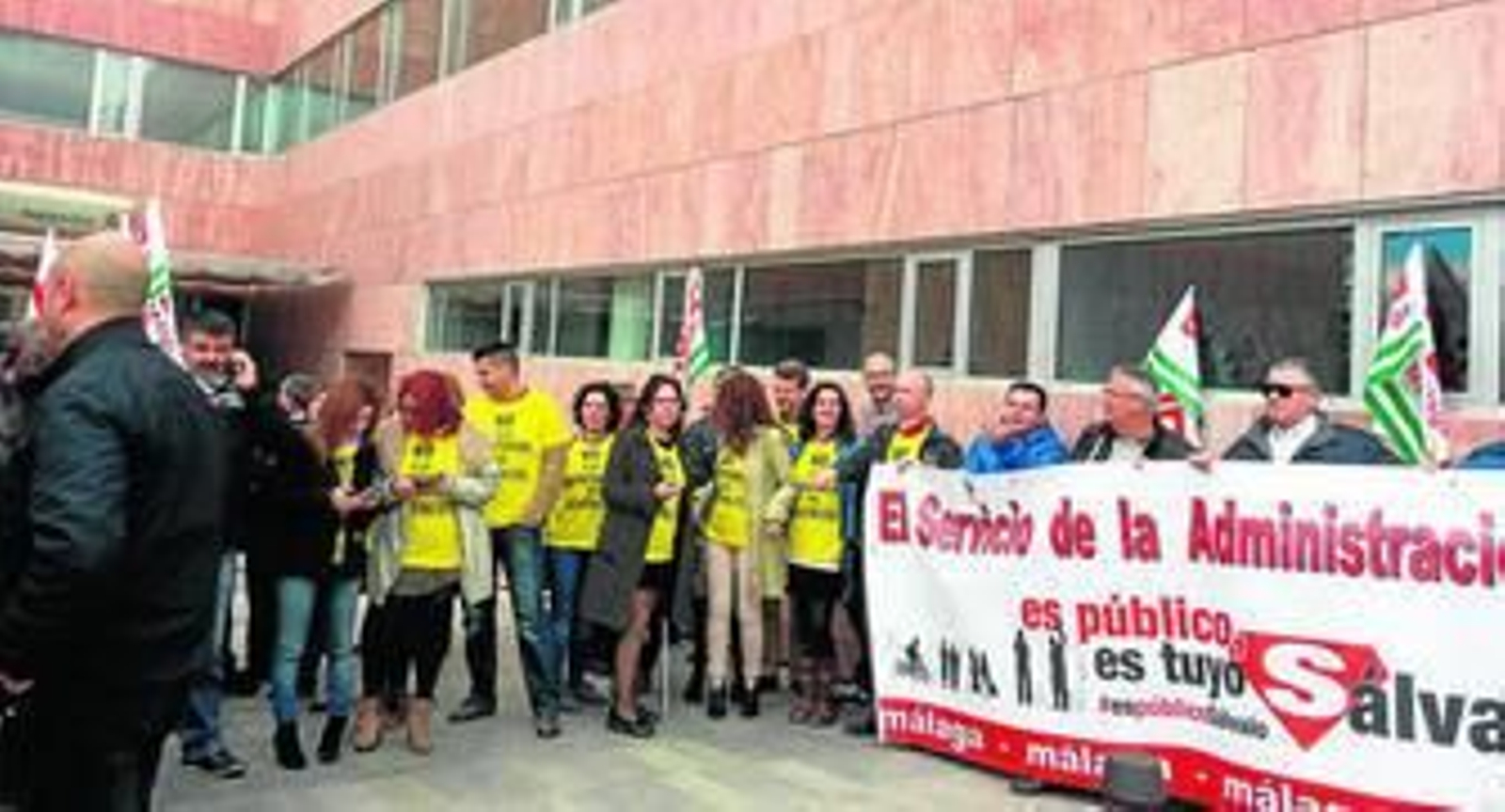 Los trabajadores del Registro Civil de Málaga ayer durante la concentración, junto con representantes de CCOO.