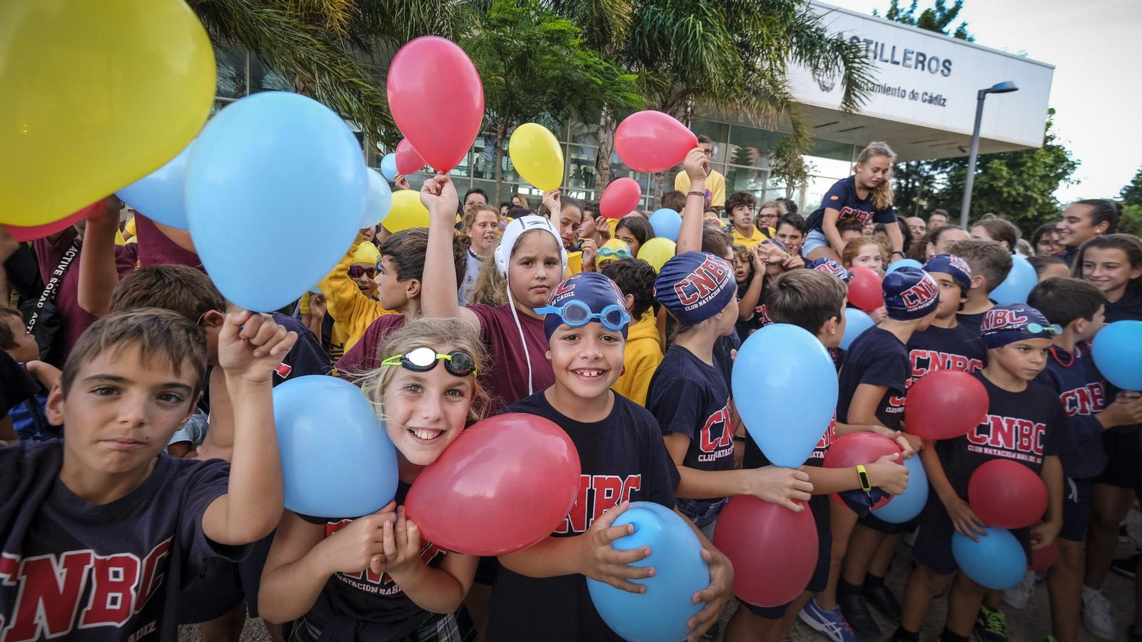 Los clubes de natación y watwerpolo de Cádiz, concentrados frente a la piscina