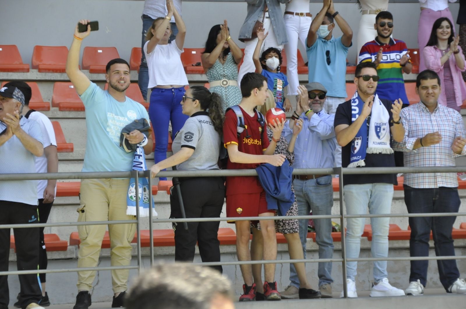 Aficionados del Ciudad de Lucena animan a su equipo para los 'play off'.