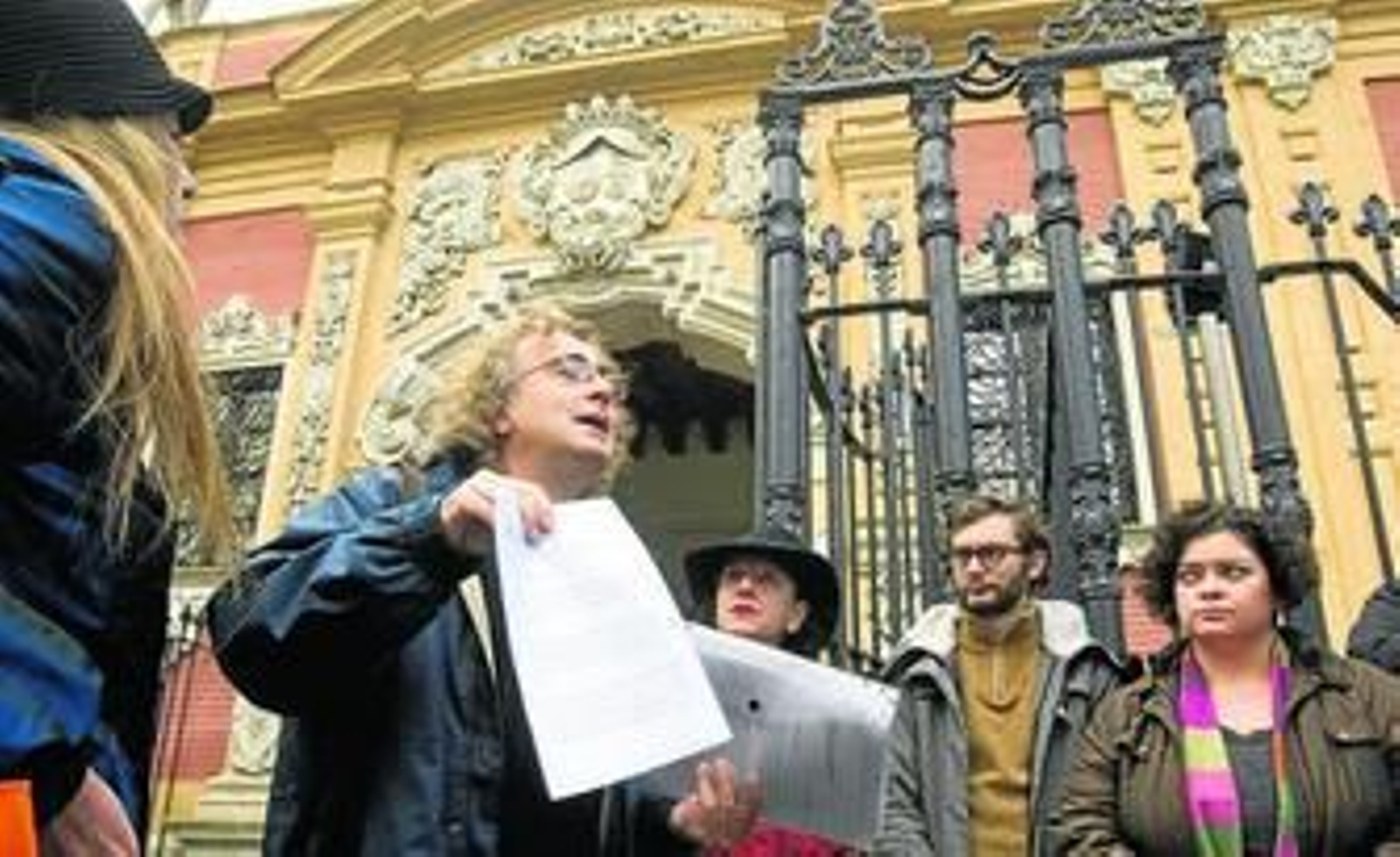 El presidente de ACTA, Sergio Casado, muestra el escrito a la Junta, ayer, a las puertas de San Telmo.