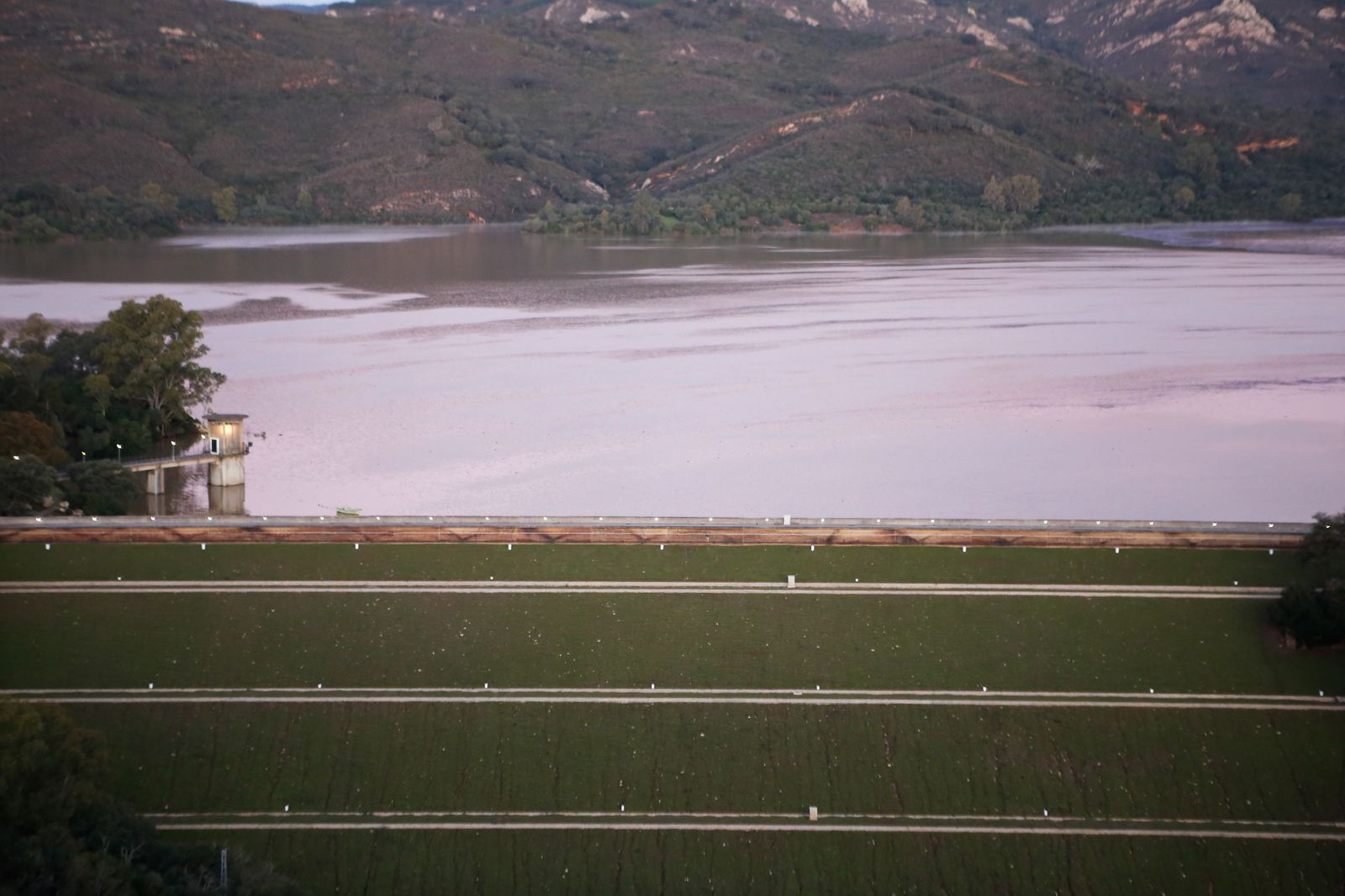 Fotos del desembalse del pantano de Guadarranque, al límite de su capacidad