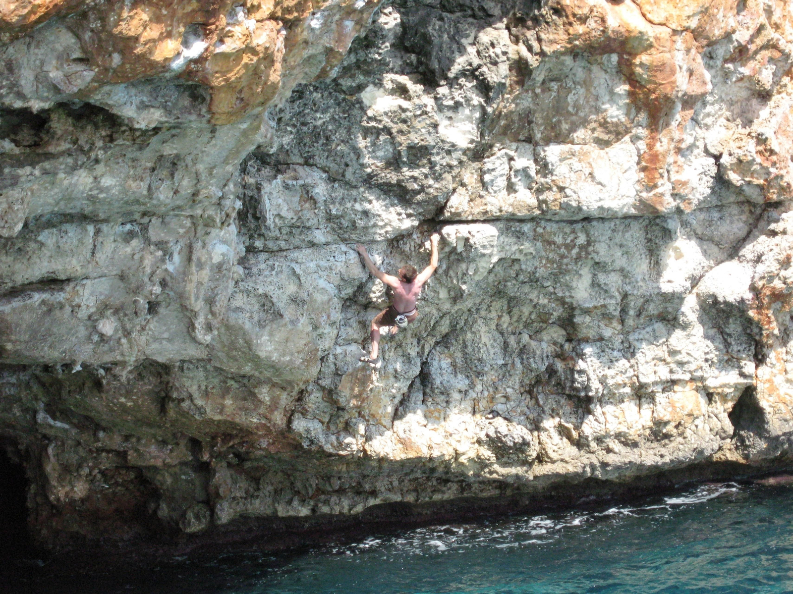Un hombre practicando 'psicobloc'