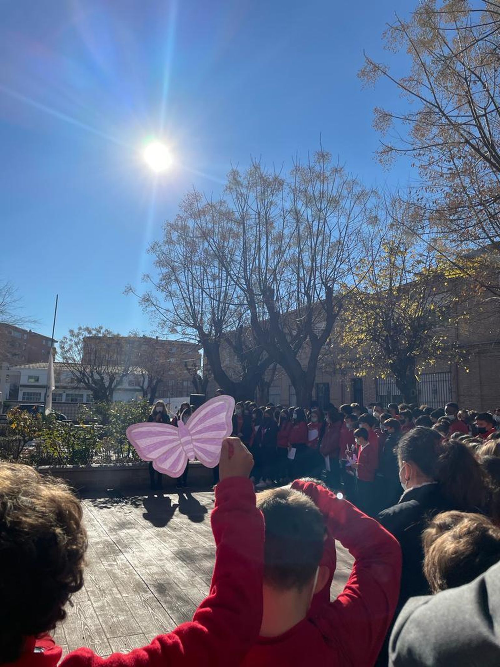 Alumnos y profesores durante el minuto de silencio