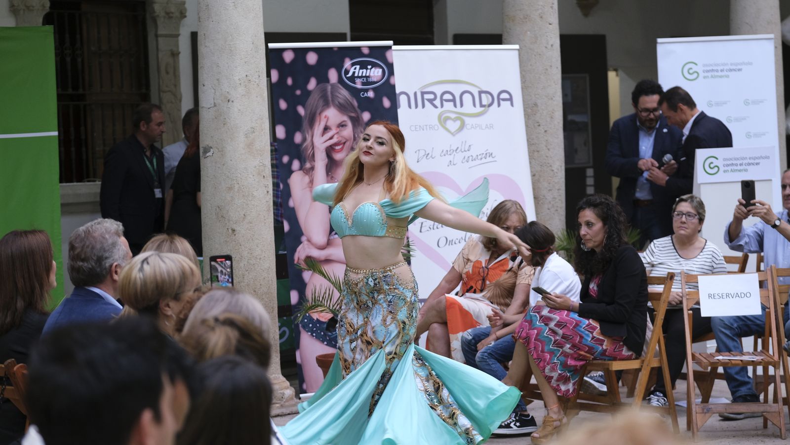 Imágenes del desfile benéfico contra el cáncer, en la Escuela de Artes de Almería