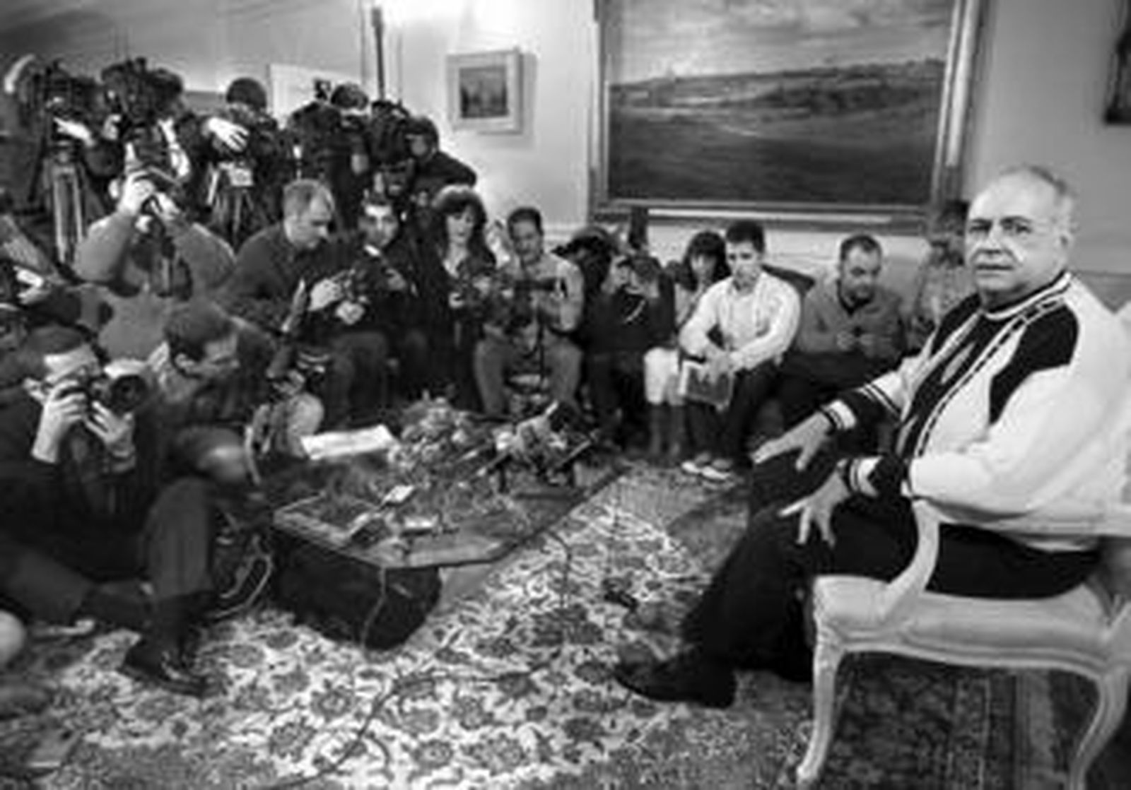 El productor televisivo, rodeado de periodistas y cámaras, en la rueda de prensa que ofreció ayer en su mansión, en la que fue atacado.