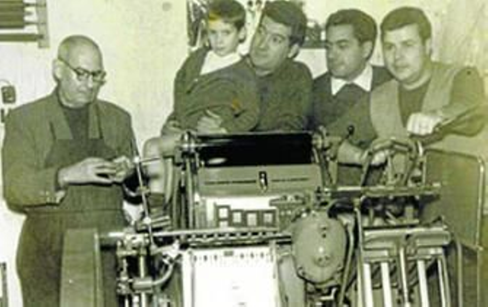 Imprenta Úbeda en sus comienzos con una antigua máquina tipográfica.