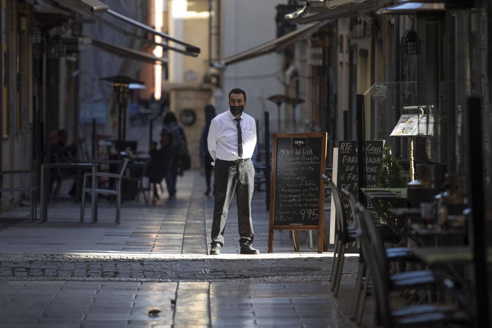 Bares a medio gas en Granada en el inicio del puente
