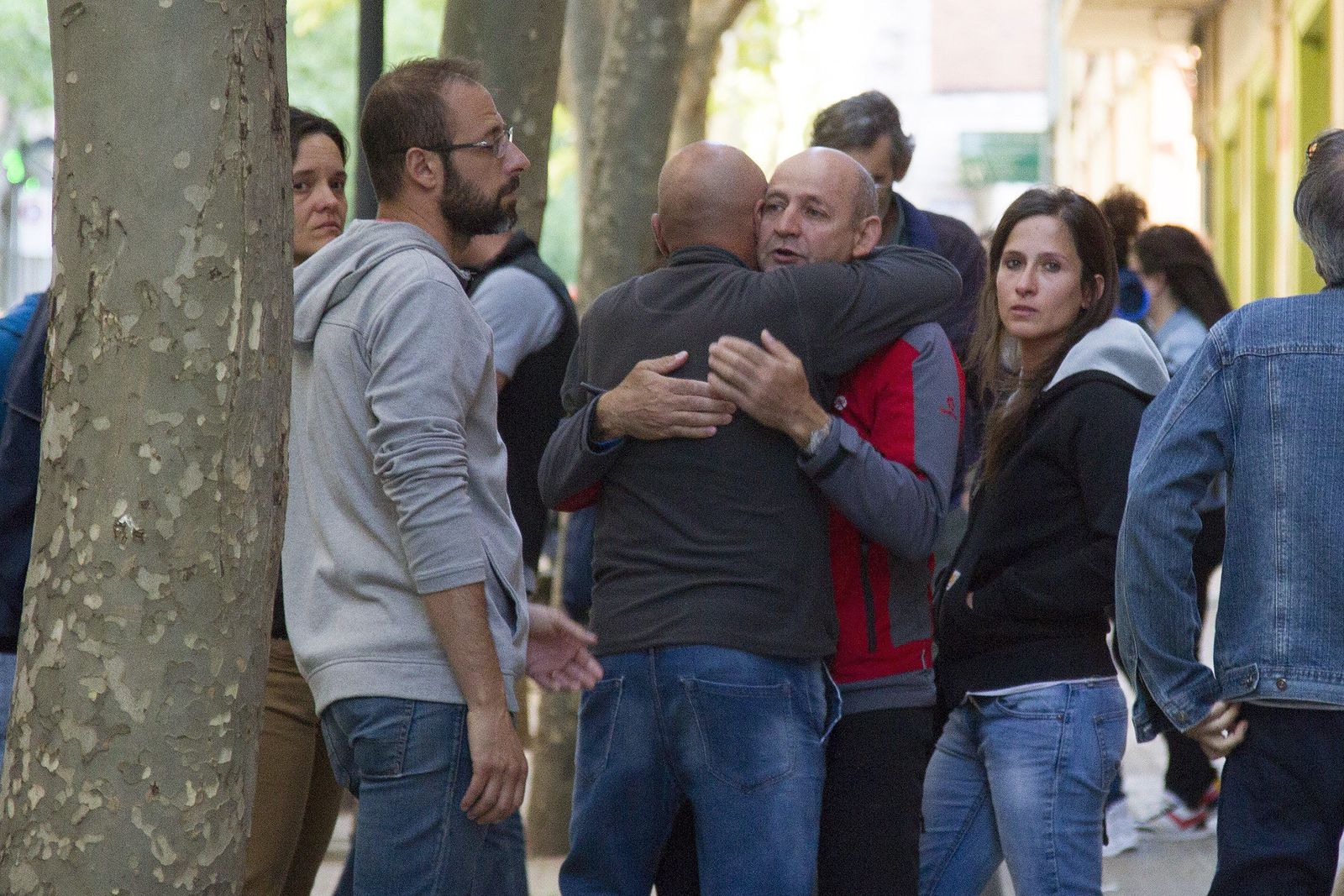 El presidente de la Agrupación montañera zamorana, José Tomás Santiago Pérez, consuela a familiares y amigos de los tres montañeros hallados sin vida.