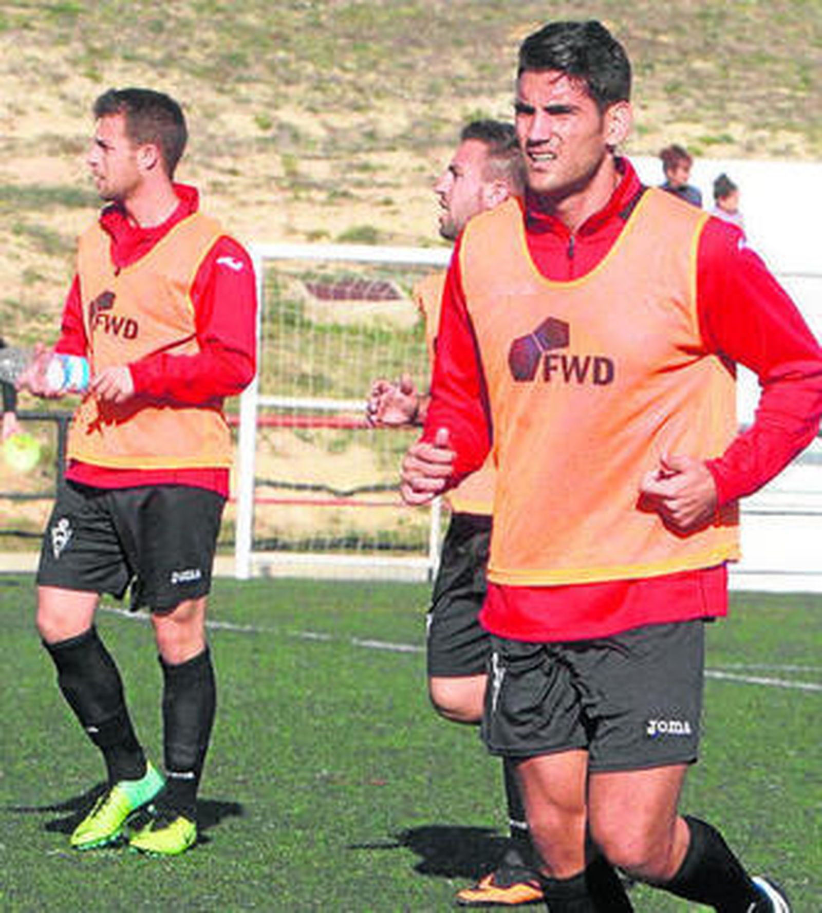 Cisco, en primer término, se ejercita junto a Joaqui y Javi López.