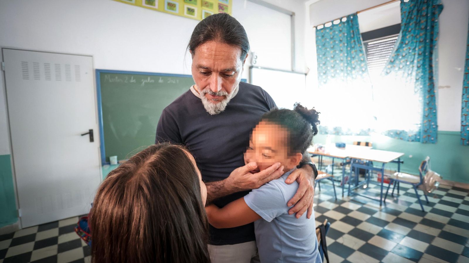 Cándido Núñez, director del CEIP Isabel La Católica, saludando al alumnado.