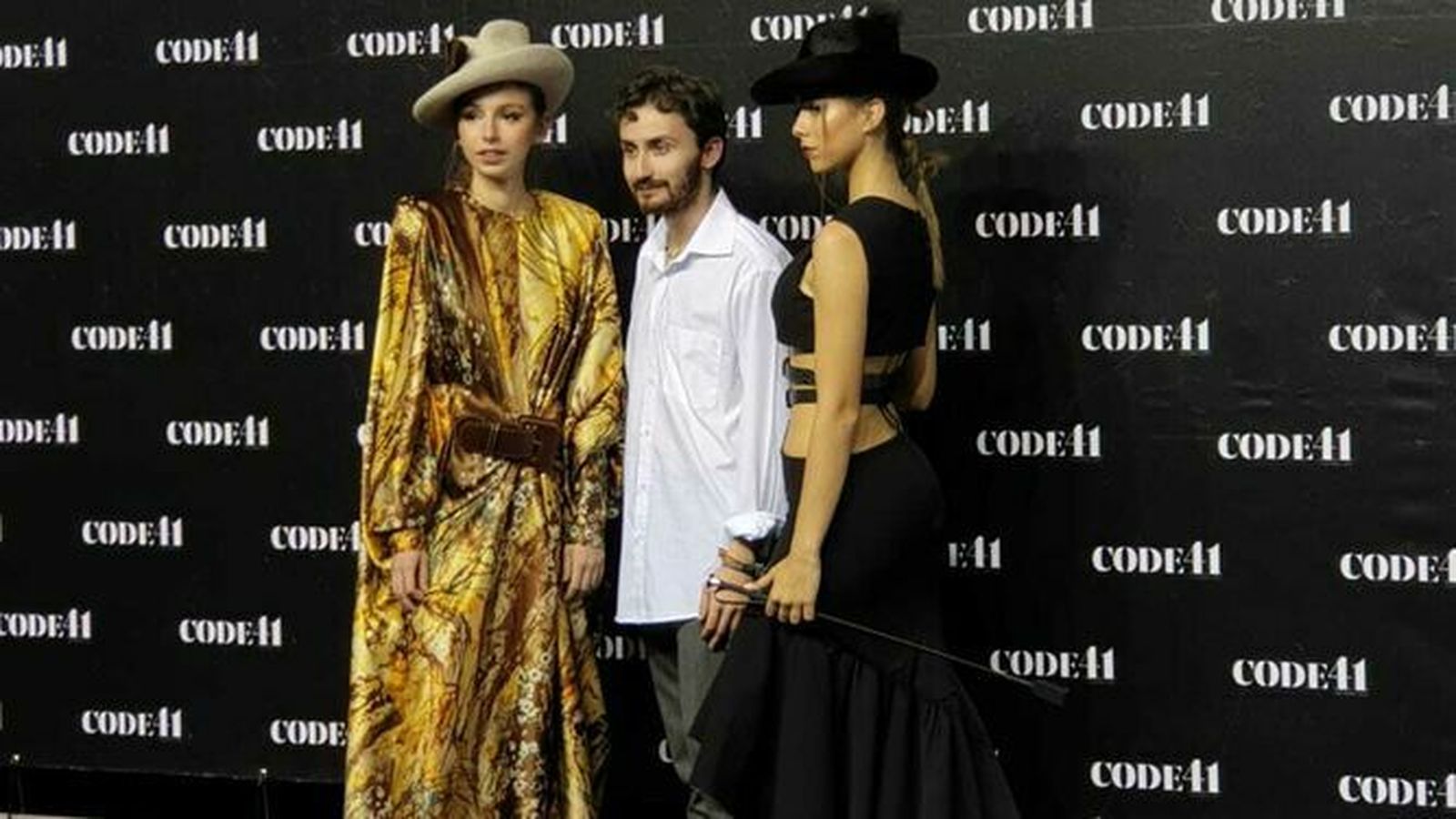 Bartolomé Barrera con dos de sus diseños de capa y sombrero, en CODE 41.