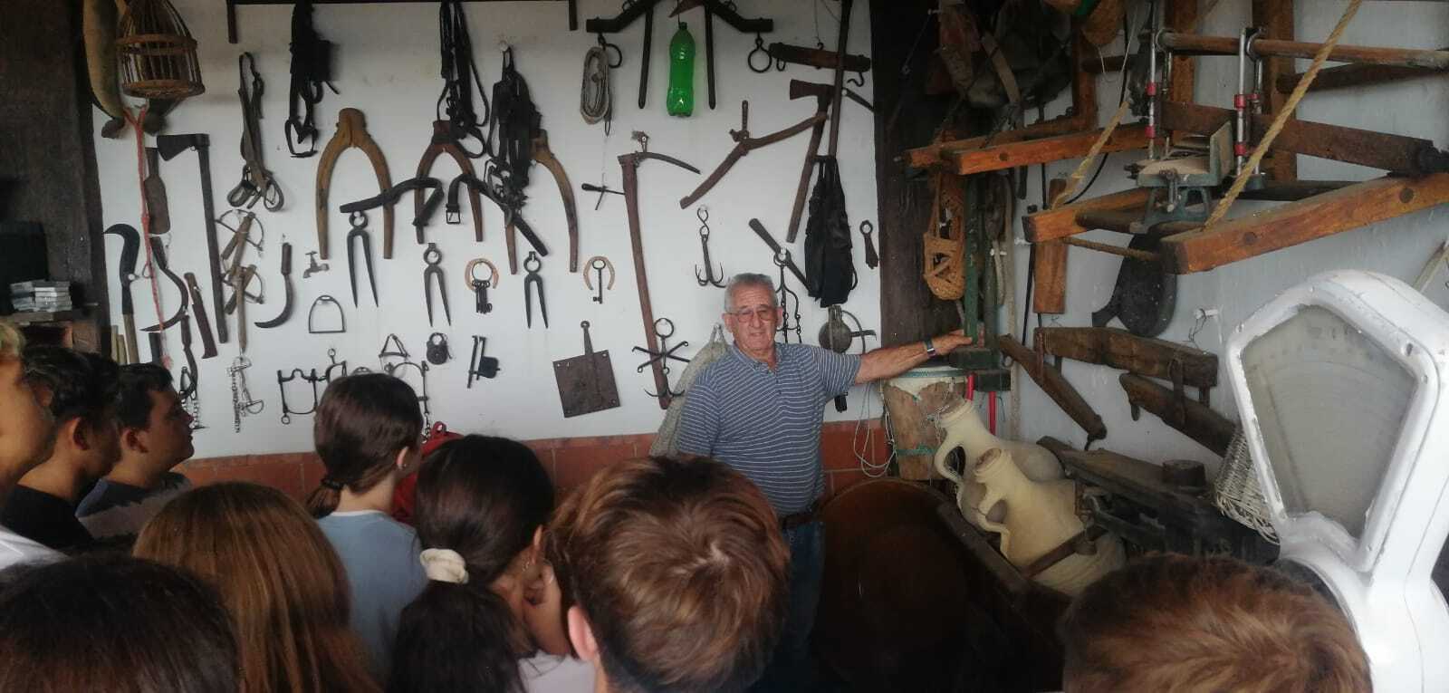 Una imagen de la visita a la colección de aperos de labranza.