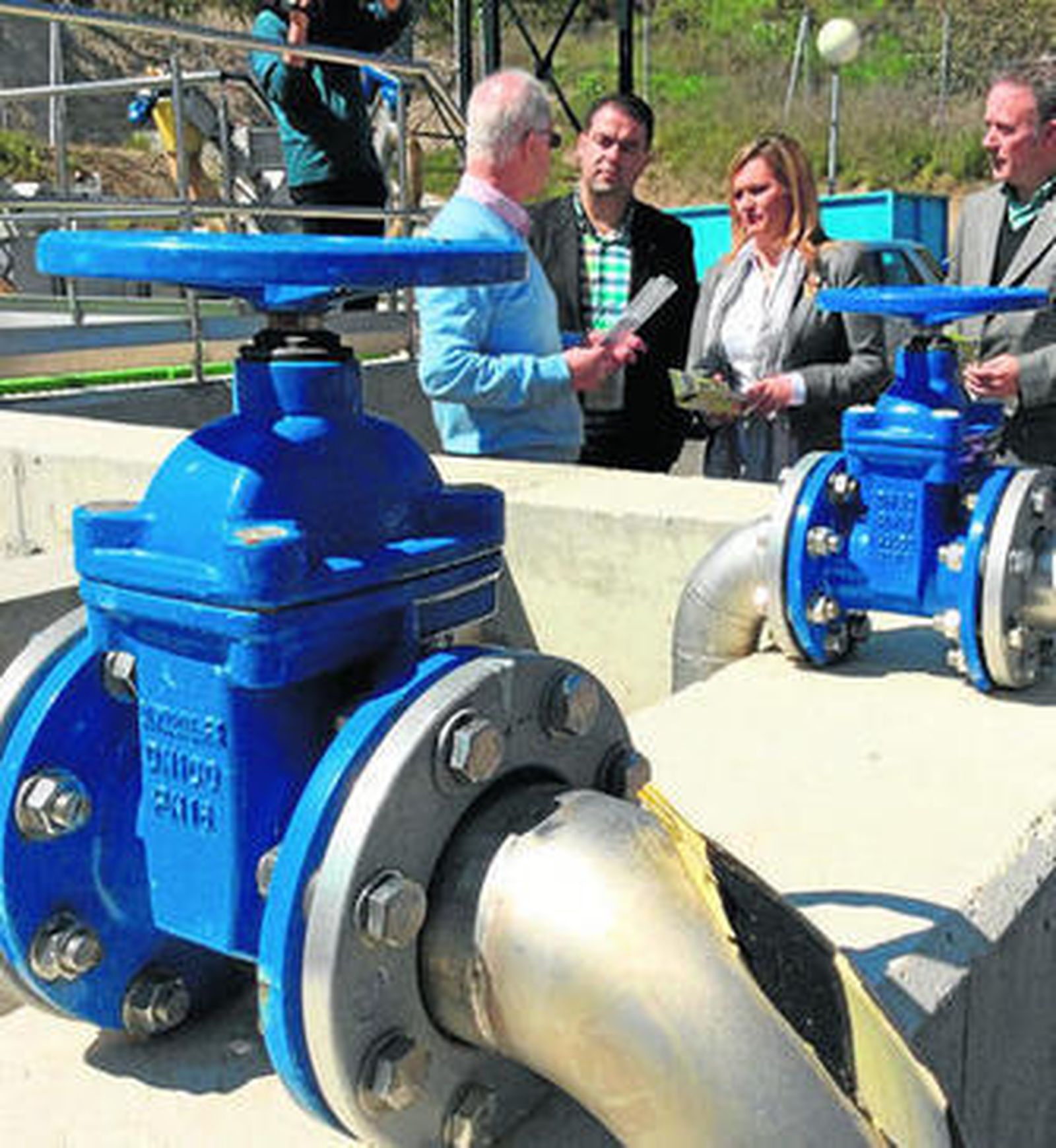 La consejera y otras autoridades durante la inauguración.